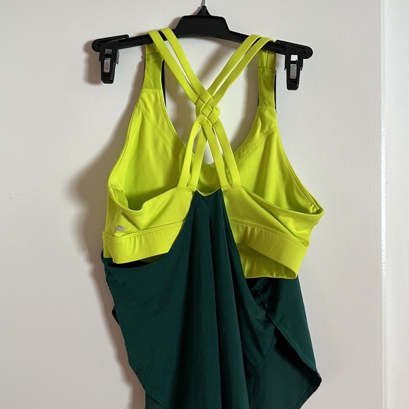 Fabletics sports bra and tank combo - Picture 3 of 5